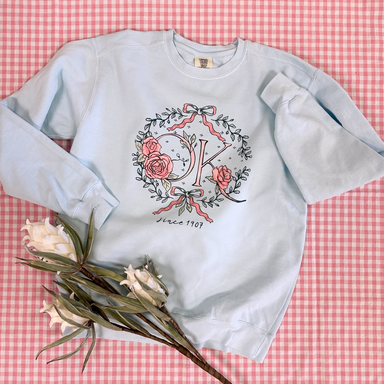 OKLAHOMA 2025: OK Chambray Roses & Bows - SWEATSHIRT