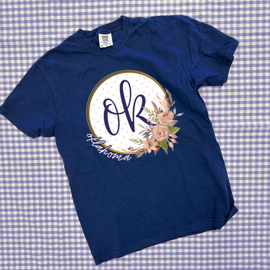 OKLAHOMA 2025: OK Script Floral Wreath With *Gold Shimmer* (COMFORT COLORS SHORTSLEEVE)